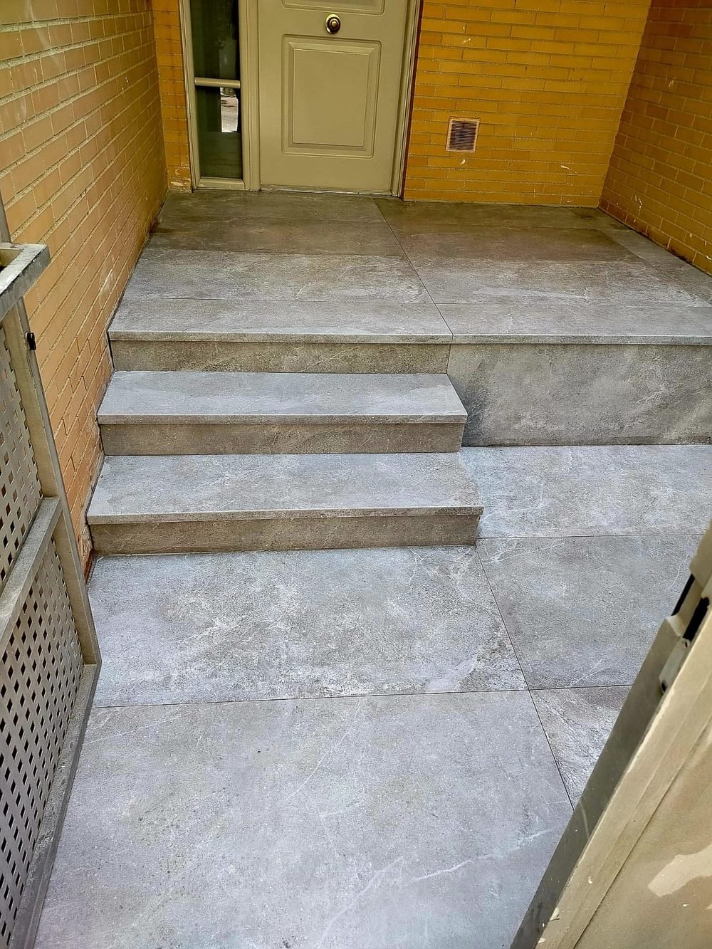 Escaleras en porcelánico