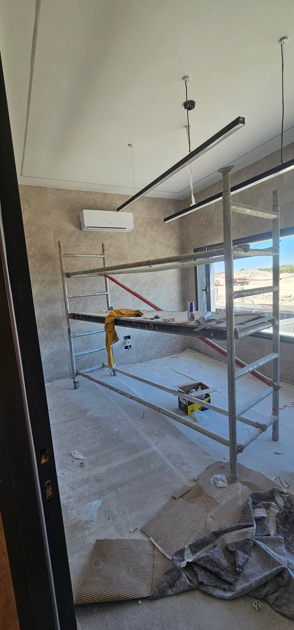 Sala revestida con placas de gran formato